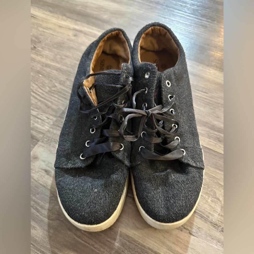 Susina charcoal grey women’s sneakers with satin laces!
